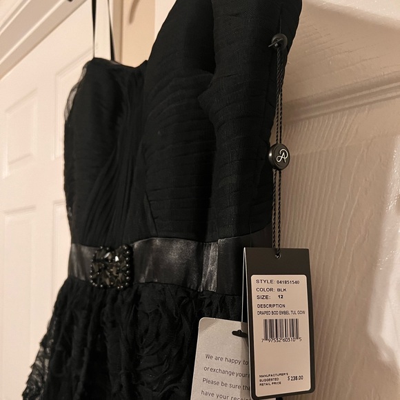 Beautiful Black ball strapless gown never been worn from Adrianna Papell ! - Picture 2 of 4